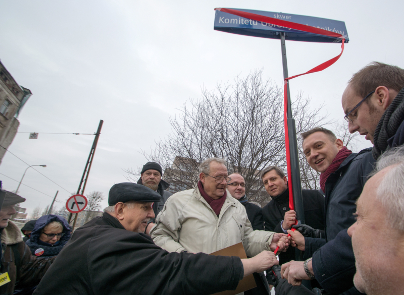Łódź, 13.01.2017 r. Adam Michnik podczas odsłonięcia tablicy z nazwą skweru - Komitet Obrony Robotników. Fot. PAP/Grzegorz Michałowski