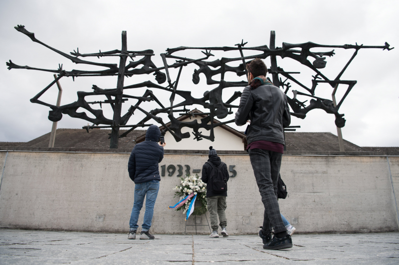 Odwiedzający miejsce pamięci w byłym nazistowskim obozie koncentracyjnym w Dachau w Niemczech, 22 lutego 2017 r. Fot. EPA/Sebastian Widmann Strona: PAP/EPA