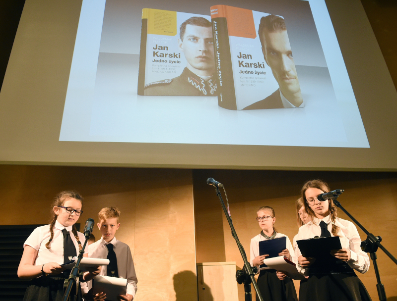 Uczniowie ze Szkoły Podstawowej nr 24 z Lublina czytają fragmenty II części biografii Jana Karskiego "Infernio" Waldemara Piaseckiego podczas inauguracji obchodów 75-lecia Misji Jana Karskiego w Muzeum Powstania Warszawskiego w Warszawie. Fot. PAP/Radek Pietruszka
