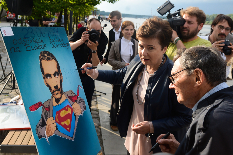 Prezydent Warszawy Hanna Gronkiewicz-Waltz i historyk, dziennikarz, wiceprzewodniczący Stowarzyszenia Żydowski Instytut Historyczny w Polsce Marian Turski podczas odsłonięcia tablicy poświęconej Janowi Karskiemu na Bulwarze im. Jana Karskiego nad Wisłą w Warszawie. Fot. PAP/Jakub Kamiński