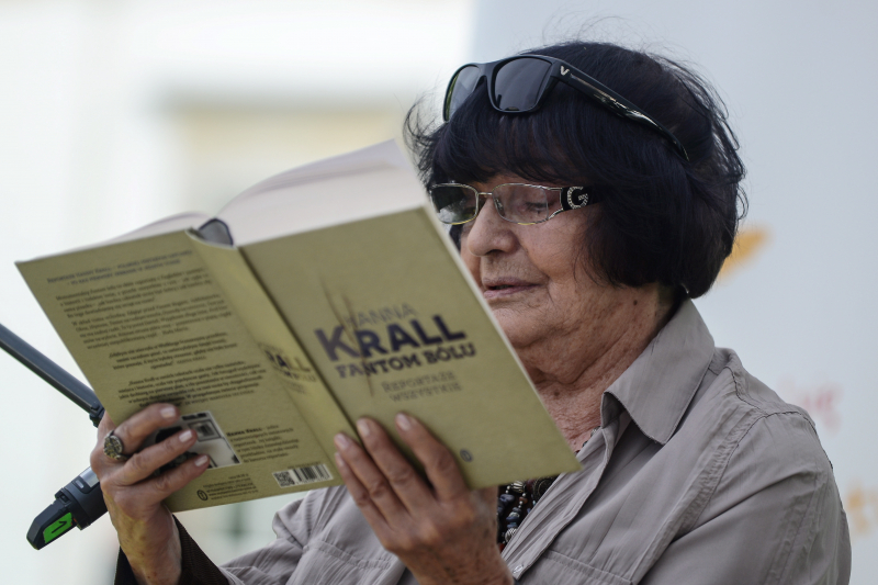 Warszawa, 01.07.2017. Laureatka Nagrody Literackiej Warszawy Hanna Krall podczas spotkania z czytelnikami w ramach zorganizowanego przez Bibliotekę Narodową w warszawskim Ogrodzie Krasińskich pikniku literackiego pod nazwą Imieniny Jan Kochanowskiego. Fot. PAP/Jakub Kamiński