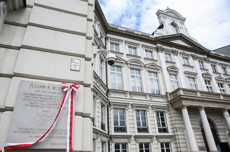 Tablica pamiątkowa poświęcona Julianowi S. Kulskiemu w Warszawie. Fot. PAP/Rafał Guz
