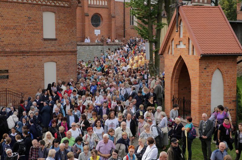 Gietrzwałd, (woj. warmińsko mazurskie) 10.09.2017 R. Uroczystości związane 140. rocznicy objawień maryjnych odbyły się w Sanktuarium Maryjnym w Gietrzwałdzie. Fot. PAP/Tomasz Waszczuk