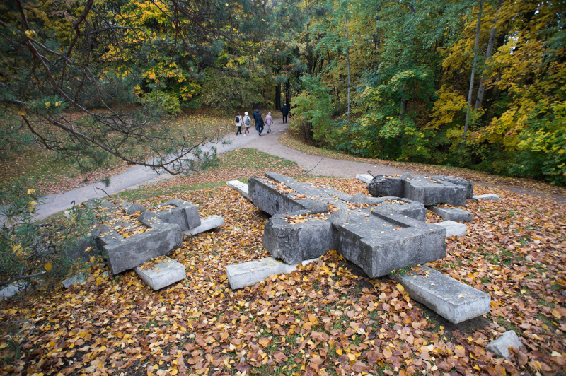 Litwa, 06.10.2019. Wilno. Trzy Krzyże Wiwulskiego, które władza radziecka zniszczyła. Leżą obecnie na Górze Trzykrzyskiej nieopodal odbudowanych. Fot. PAP/Valdemar Doveiko