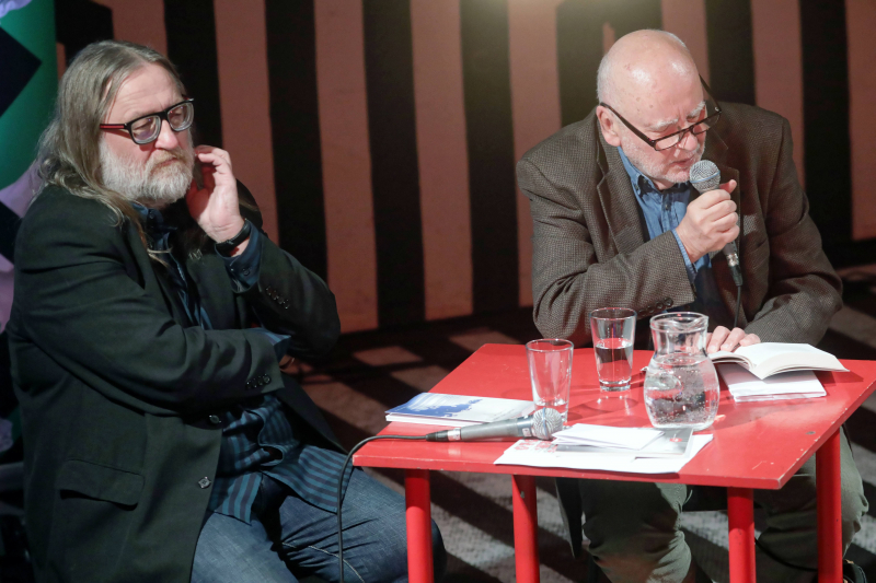 Poeta, eseista, tłumacz Adam Zagajewski (pierwszy od prawej) i krytyk literacki Jarosław Klejnocki podczas 10. Festiwalu Literackiego "Zebrane". Fot. PAP/Artur Reszko