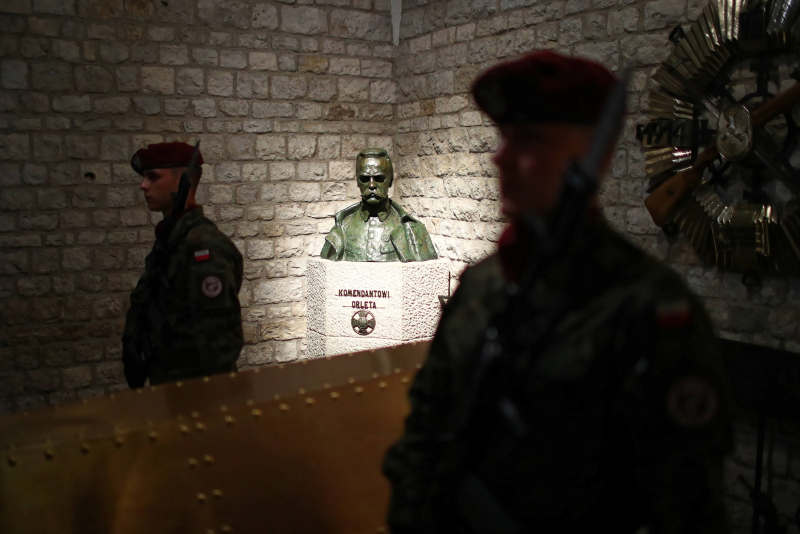 Popiersie marszałka Piłsudskiego dłuta Konstantego Laszczki z napisem "Komendantowi Orlęta" (na zdj.) w krypcie pod Wieżą Srebrnych Dzwonów na Wawelu, 5. bm. gdzie znajduje się metalowa trumna z ciałem marszałka Józefa Piłsudskiego. Fot. PAP/Łukasz Gągulski