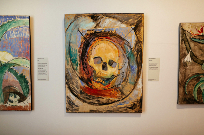 Obraz Xawerego Dunikowskiego "Trupia czaszka" zaprezentowany na wystawie w Muzeum Rzeźby im. Xawerego Dunikowskiego w Królikarni w Warszawie w 2021 r. Fot. PAP/Albert Zawada