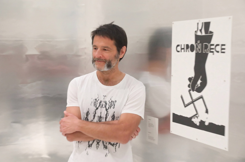 Artysta Wilhelm Sasnal na spotkaniu z mediami w Muzeum POLIN w Warszawie przed otwarciem wystawy jego prac „Taki pejzaż”, 15 czerwca 2021 r. Fot. PAP/Tomasz Gzell