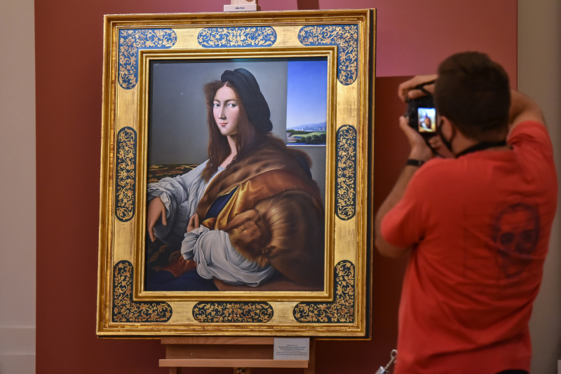 Rekonstrukcja konserwatorska zaginionego w czasie II wojny światowej obrazu „Portret młodzieńca” Rafaela Santi prezentowana w Muzeum Czartoryskich w Puławach, 27.08.2021 r. Fot. PAP/Wojtek Jargiło 
