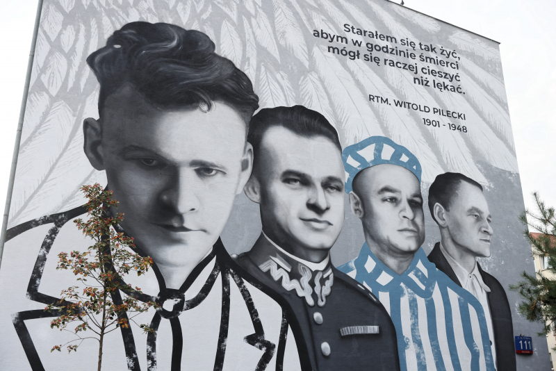 Warszawa, 17.09.2021 r. Odsłonięcie muralu poświęconego rotmistrzowi Witoldowi Pileckiemu na ścianie budynku przy ul. Rotmistrza Witolda Pileckiego w Warszawie. Fot. PAP/Leszek Szymański