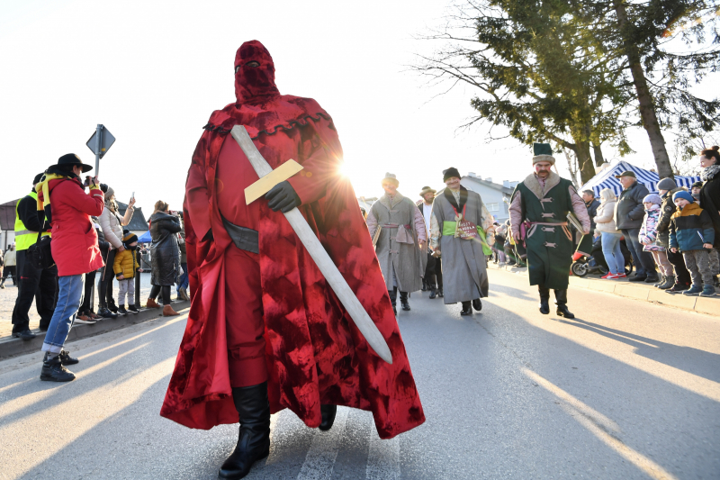 Widowisko „Ścięcie Śmierci” na koniec karnawału w Jedlińsku k. Radomia, 21 lutego 2023 r. Fot. PAP/Piotr Polak