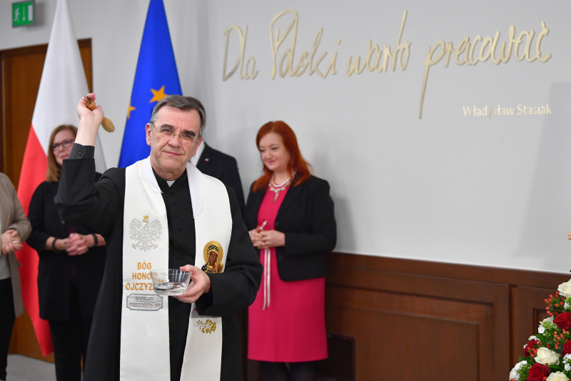 Kapelan Prezydenta RP ks. Zbigniew Kras podczas uroczystości nadania sali imienia Władysława Stasiaka w siedzibie Kancelarii Prezydenta Rzeczypospolitej Polskiej przy ul. Wiejskiej w Warszawie, 11 kwietnia 2022 r. Fot. PAP/Radek Pietruszka