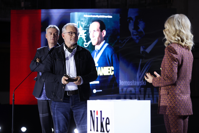 Artur Domosławski podczas gali Nagrody Literackiej Nike 2022 odbiera nominację za książkę "Wygnaniec. 21 scen z życia Zygmunta Baumana". Fot. PAP/Leszek Szymański
