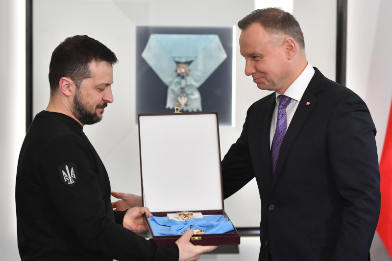 Warszawa, 5.04.2023 r. Prezydent Ukrainy Wołodymyr Zełenski i prezydent RP Andrzej Duda podczas spotkania w Pałacu Prezydenckim w Warszawie. Prezydent Zełenski w uznaniu zasług w pogłębianiu stosunków między Polską a Ukrainą, za działalność na rzecz bezpieczeństwa i niezłomność w obronie praw człowieka został odznaczony Orderem Orła Białego. Fot. PAP/Radek Pietruszka