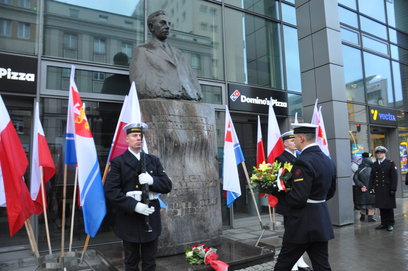 Gdynia, 30 grudnia 2023 r. W 135. rocznicę urodzin Eugeniusza Kwiatkowskiego, ekonomisty i polityka, pod jego pomnikiem przy ulicy 10 Lutego 16 została zaciągnięta warta honorowa żołnierzy Marynarki Wojennej i złożono kwiaty. Fort. PAP/Jerzy Uklejewski