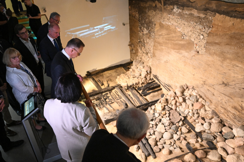 Prezydent RP Andrzej Duda (C) podczas zwiedzania Rezerwatu Archeologicznego Genius Loci w Poznaniu. Fot. PAP/Jakub Kaczmarczyk