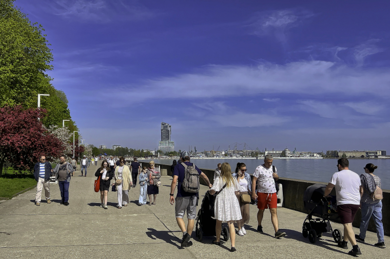Gdynia, 2025 r. Majowy weekend na Bulwarze Nadmorskim im. Feliksa Nowowiejskiego, najpopularniejszym trakcie spacerowym w Gdyni. Fot. PAP/Jerzy Ochoński