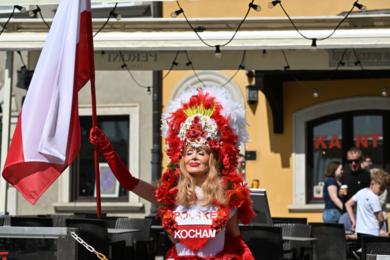 Warszawa, 2.05.2024 r. Artystka i performerka Megi Holi podczas uroczystość podniesienia Flagi Państwowej na Wieży Zegarowej Zamku Królewskiego w Warszawie. Fot. PAP/Radek Pietruszka