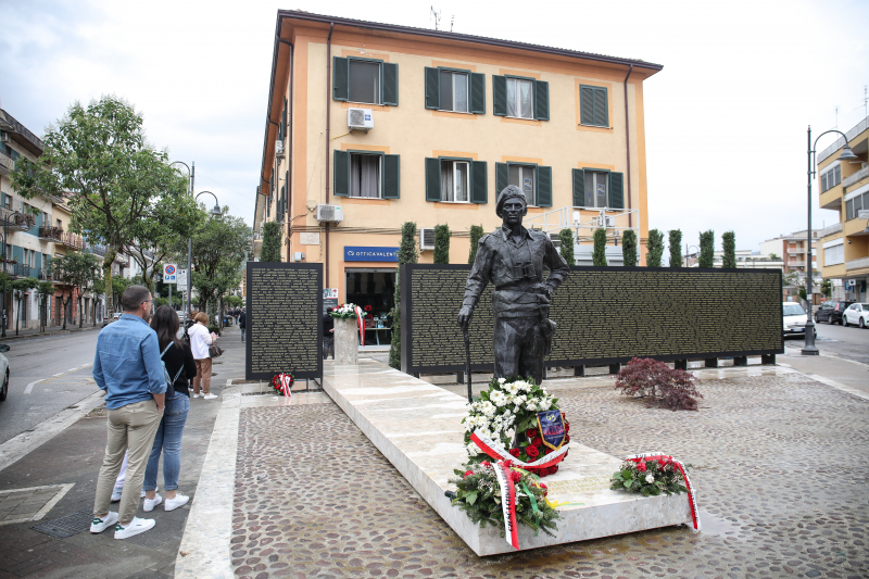 Pomnik gen. Władysława Andersa - dar mieszkańców Międzyzdrojów, odsłonięty uroczyście w centrum Cassino. Fot. PAP/Albert Zawada