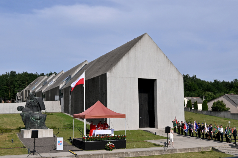 Obchody Dnia Walki i Męczeństwa Wsi Polskiej oraz 81. Rocznicy Pacyfikacji Wsi Michniów na terenie Mauzoleum Martyrologii Wsi Polskich w Michniowie. Fot. PAP/Piotr Polak