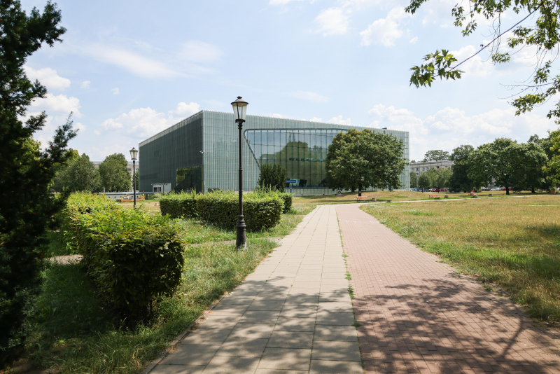 Gmach Muzeum Historii Żydów Polskich POLIN od strony ul. Karmelickiej na warszawskim Muranowie. Fot. PAP/Albert Zawada