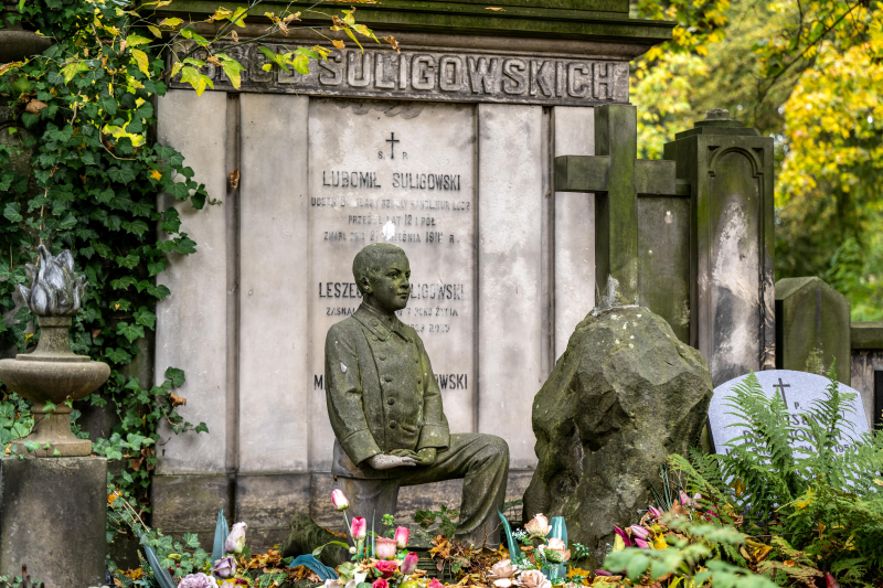 Nagrobek na cmentarzu rzymskokatolickim pw. Św. Jerzego - części trójwyznaniowego, jedenastohektarowego Starego Cmentarza w Łodzi, założonego w 1855 roku. Fot. PAP/Grzegorz Michałowski