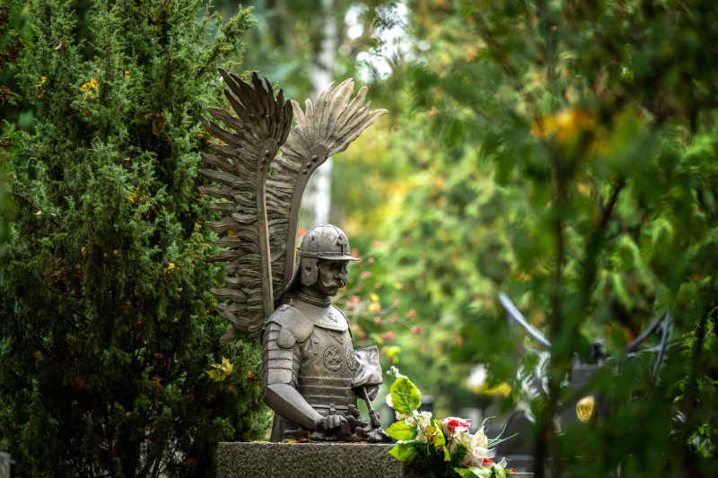 Nagrobek na cmentarzu rzymskokatolickim pw. Św. Jerzego - części trójwyznaniowego, jedenastohektarowego Starego Cmentarza w Łodzi, założonego w 1855 roku. Fot. PAP/Grzegorz Michałowski