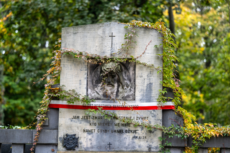 Nagrobek na cmentarzu rzymskokatolickim pw. Św. Jerzego - części trójwyznaniowego, jedenastohektarowego Starego Cmentarza w Łodzi, założonego w 1855 roku. Fot. PAP/Grzegorz Michałowski