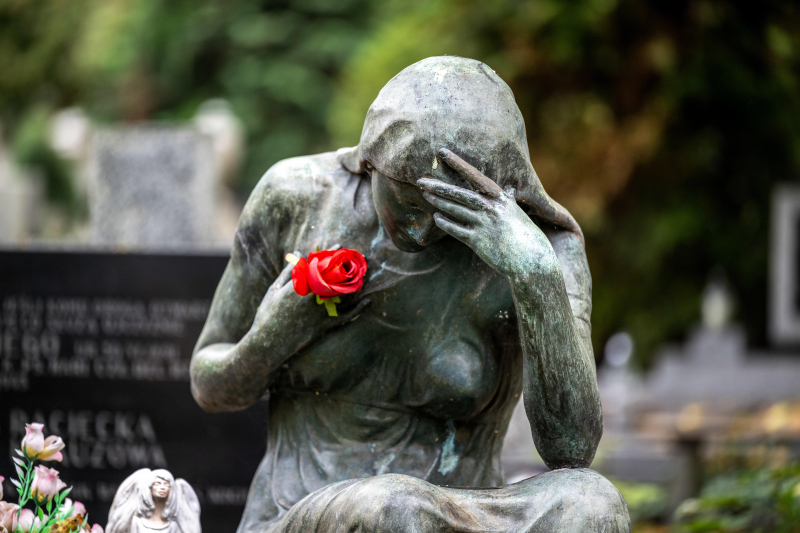 Nagrobek na cmentarzu rzymskokatolickim pw. Św. Jerzego - części trójwyznaniowego, jedenastohektarowego Starego Cmentarza w Łodzi, założonego w 1855 roku. Fot. PAP/Grzegorz Michałowski