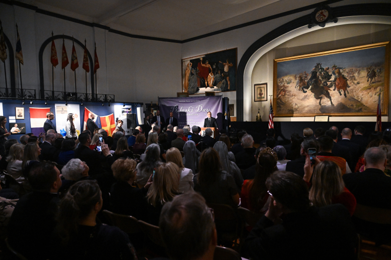 Chicago, USA, 03.03.2025. Prezydent RP Andrzej Duda przemawia podczas obchodów Dnia Kazimierza Pułaskiego w Muzeum Polskim w Chicago. Fot. PAP/Radek Pietruszka