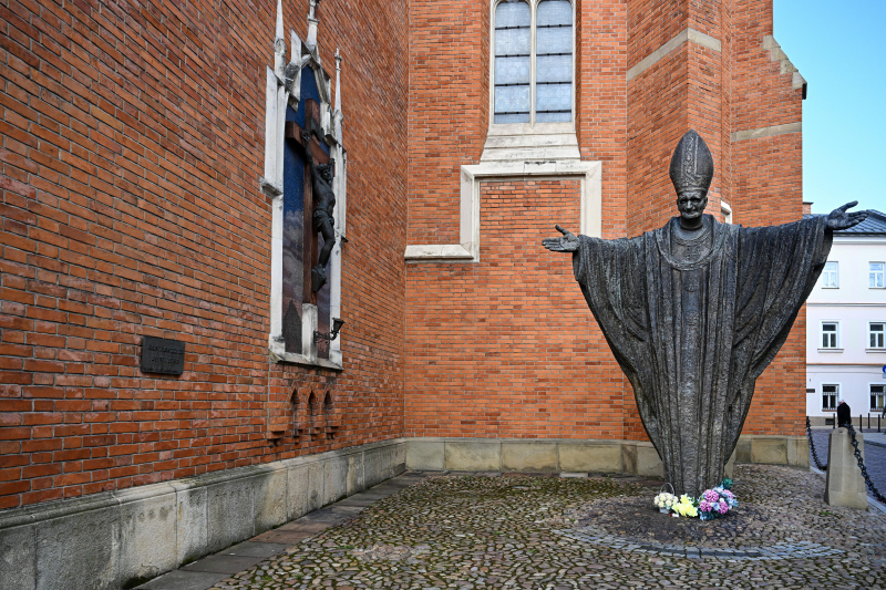 Pomnik Jana Pawła II w Tarnowie wyrzeźbiony przez Bronisława Chromego, fot. PAP/Darek Delmanowicz