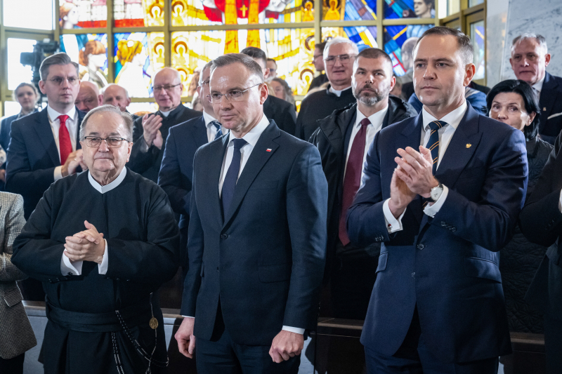 Od lewej: dyrektor Radia Maryja o. Tadeusz Rydzyk, prezydent Andrzej Duda i prezes Instytutu Pamięci Narodowej Karol Nawrocki podczas uroczystości odsłonięcia kolejnych nazwisk na Tablicach Pamięci poświęconych pomordowanym Polakom ratującym Żydów pod niemiecką okupacją w Kaplicy Pamięci w Sanktuarium NMP Gwiazdy Nowej Ewangelizacji i św. Jana Pawła II w Toruniu. Fot. PAP/Tytus Żmijewski