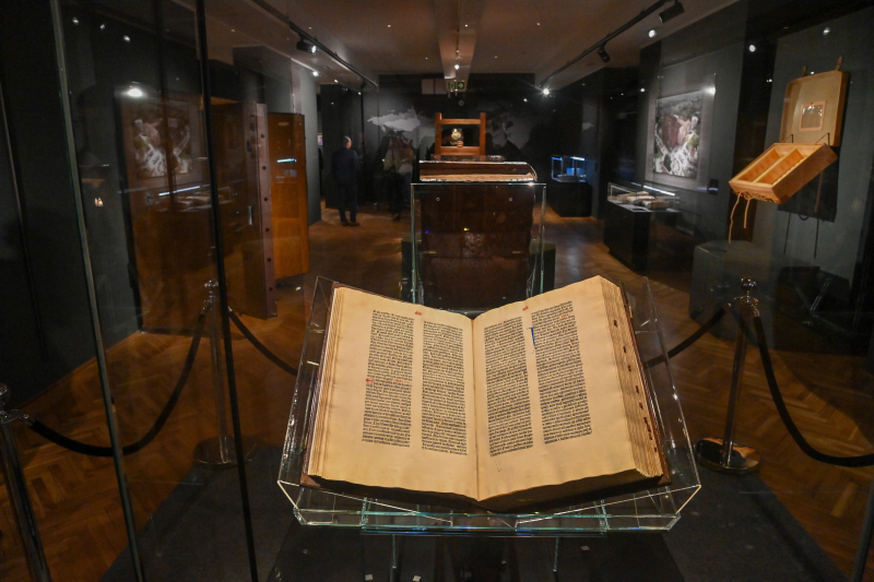 Pelplińska Biblia Gutenberga. Fot. PAP/Andrzej Jackowski