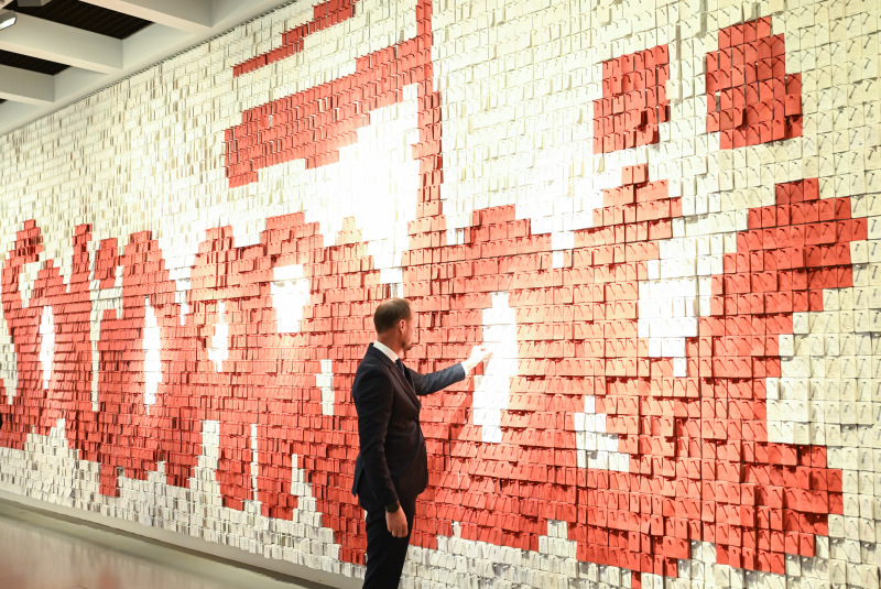 Książę koronny (następca tronu) Norwegii Haakon Magnus podczas zwiedzania ECS w Gdańsku w 2025 r. Fot. PAP/Adam Warżawa