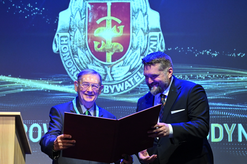 Gdynia, 05.05.2025. Brytyjsko-polski historyk Norman Davies (L) odbiera akt nadania mu Honorowego Obywatelstwa Miasta Gdyni z rąk przewodniczącego Rady Miasta Gdyni Tadeusza Szemiota w Konsulacie Kultury w Gdyni. Fot. PAP/Adam Warżawa