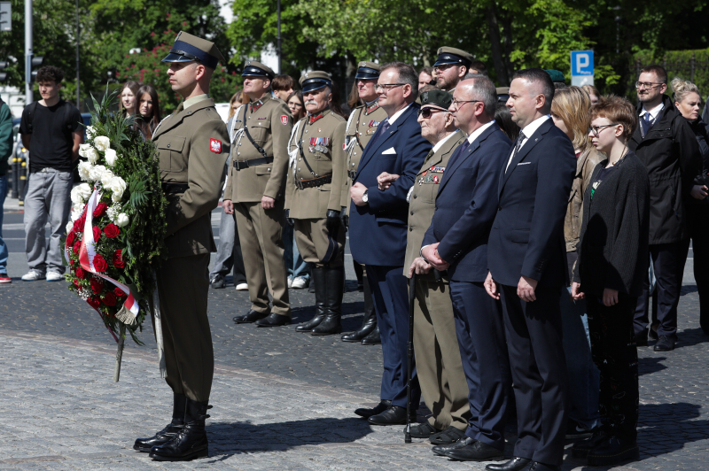W centrum, od lewej: historyk Jan Józef Kasprzyk, mjr Jakub Nowakowski ps. Tomek, zastępca prezesa IPN Karol Polejowski podczas centralnych obchodów upamiętniających Marszałka Józefa Piłsudskiego w 90. rocznicę jego śmierci, 12 maja 2025 r. przed pomnikiem Józefa Piłsudskiego przy ul. Belwederskiej w Warszawie. Fot. PAP/Tomasz Gzell