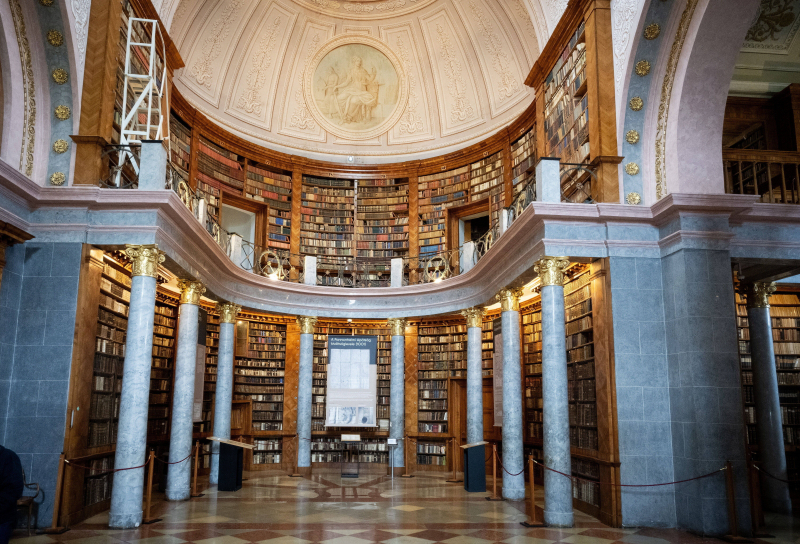 Biblioteka opacta Pannonhalma. Fot. EPA/CSABA KRIZSAN HUNGARY OUT Strona: PAP/EPA.