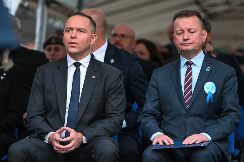 Prezydent elekt Karol Nawrocki oraz przewodniczący KP PiS Mariusz Błaszczak podczas obchodów 82. rocznicy "Krwawej niedzieli" w miejscu planowanej budowy Muzeum Pamięci Ofiar Rzezi Wołyńskiej w Chełmie. Fot. PAP/Wojtek Jargiło