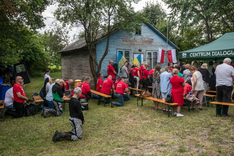 Zielony Dąb, Ukraina, 12.07.2025 r. Uroczystości upamiętniające ofiary tragedii wołyńskiej w miejscowości Zielony Dąb w obwodzie rówieńskim. Fot. PAP/Vladyslav Musiienko