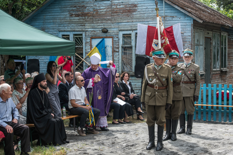 Zielony Dąb, Ukraina, 12.07.2025 r. Uroczystości upamiętniające ofiary tragedii wołyńskiej w miejscowości Zielony Dąb w obwodzie rówieńskim. Fot. PAP/Vladyslav Musiienko
