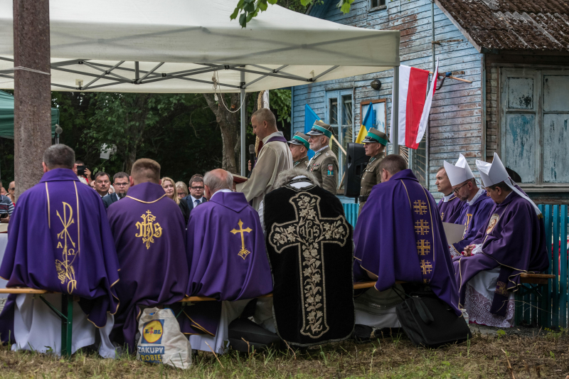 Zielony Dąb, Ukraina, 12.07.2025 r. Uroczystości upamiętniające ofiary tragedii wołyńskiej w miejscowości Zielony Dąb w obwodzie rówieńskim. Fot. PAP/Vladyslav Musiienko