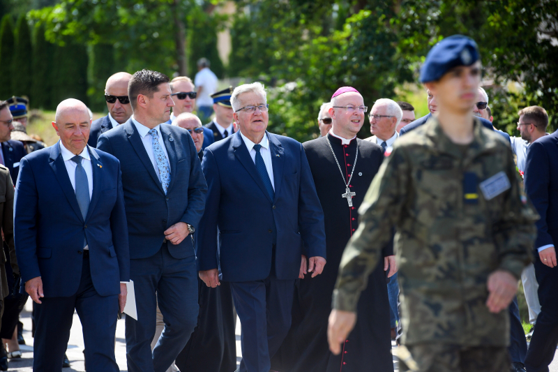 Uroczyste obchody 80. rocznicy Obławy Augustowskiej, Giby, 20 lipca 2025 r. Na zdjęciu m.in. prezydent RP Bronisław Komorowski i biskup pomocniczy diecezji ełckiej Dariusz Zalewski. Fot. PAP/Michał Zieliński