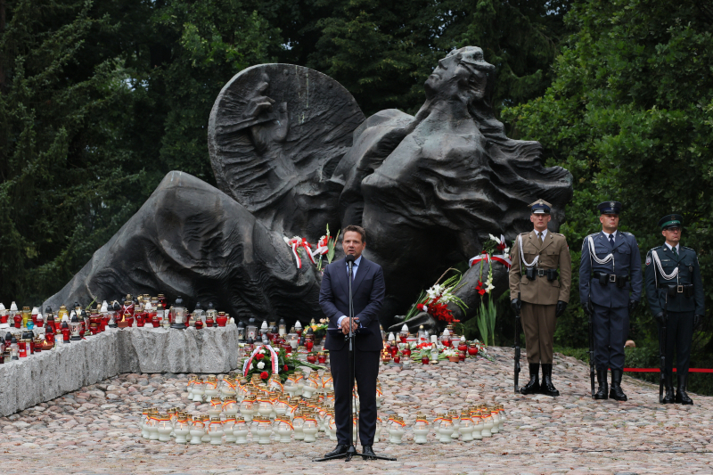 Rafał Trzaskowski, prezydent Warszawy, podczas uroczystości pod pomnikiem Polegli - Niepokonani na Cmentarzu Powstańców Warszawskich na Woli. Fot. PAP/Paweł Supernak