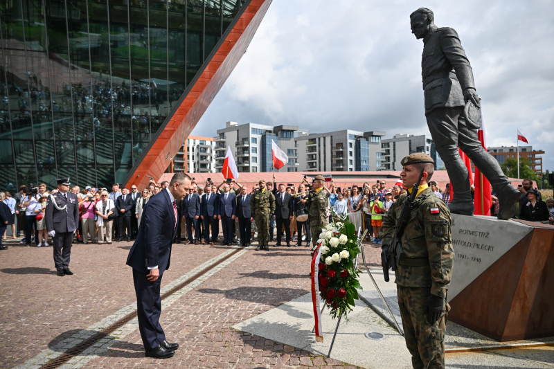 Prezydent Karol Nawrocki składa kwiaty przed pomnikiem rotmistrza Witolda Pileckiego na placu przed Muzeum II Wojny Światowej w Gdańsku, 10 sierpnia br. Fot. PAP/Marcin Gadomski