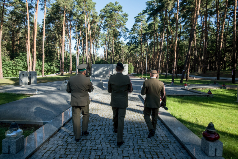 Bykownia, Ukraina, 15.08.2025. Złożenie kwiatów i zapalenie zniczy na Polskim Cmentarzu Wojennym w Kijowie-Bykowni. Fot. PAP/Vladyslav Musiienko