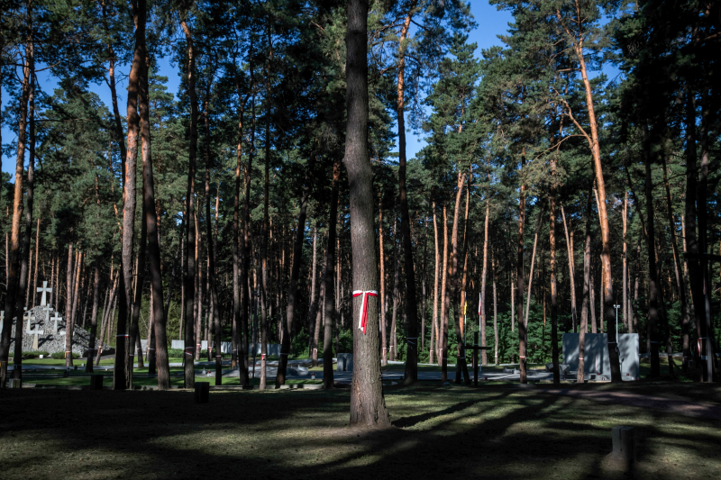 Bykownia, Ukraina, 15.08.2025. Złożenie kwiatów i zapalenie zniczy na Polskim Cmentarzu Wojennym w Kijowie-Bykowni. Fot. PAP/Vladyslav Musiienko