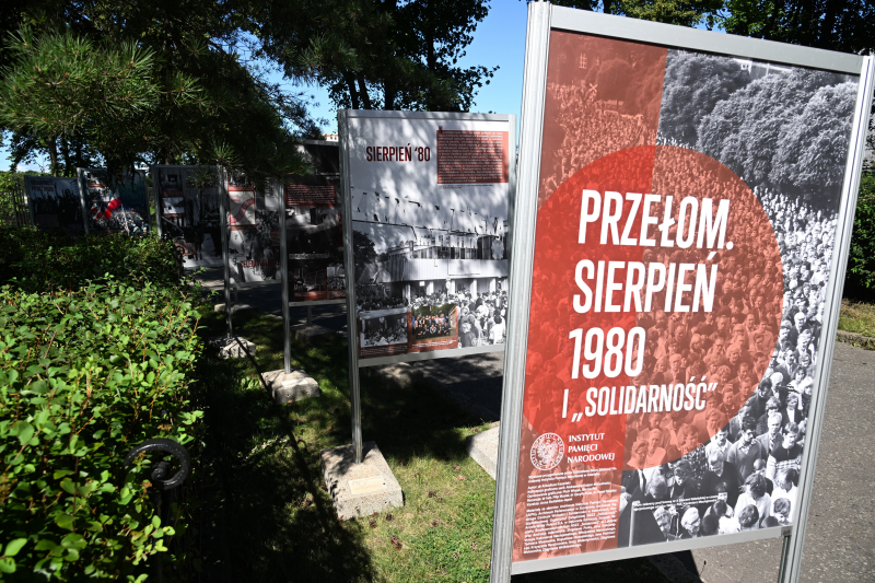Otwarcie wystawy IPN „Przełom. Sierpień 1980 i Solidarność” przed Kościołem Morskim w Gdańsku
