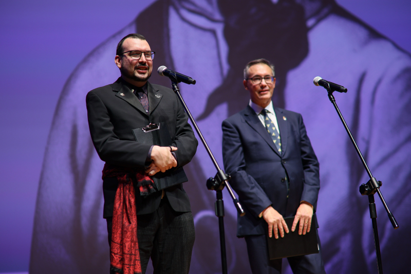  Kuratorzy Michał Bąk (L) i Richard Butterwick-Pawlikowski (P) podczas przedpremierowego zwiedzania wystawy „Rzeczpospolita powstańcza. Insurekcja kościuszkowska i jej tradycje” w Muzeum Historii Polski w Warszawie. Fot. PAP/Leszek Szymański