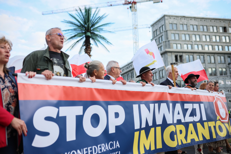 Uczestnicy marszu pod hasłem „Stop inwazji imigrantów”, Warszawa, sierpień 2025 r. Fot. PAP/Leszek Szymański