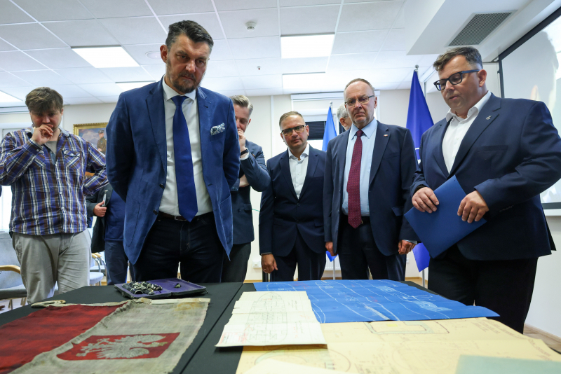 Szef Urzędu do Spraw Kombatantów i Osób Represjonowanych Lech Parell, zastępca szefa KPRM Jakub Stefaniak i Bartosz Gondek - dyrektor Instytutu Strat Wojennych im. Jana Karskiego podczas prezentacji bandery i innych pamiątek po Flocie Pińskiej. Fot. PAP/Albert Zawada